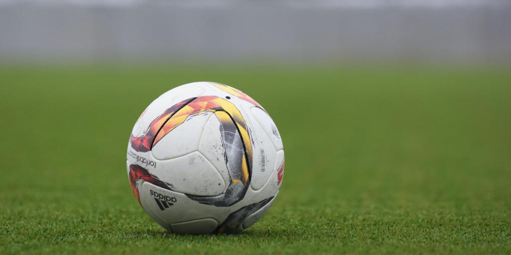 Fotboll på gräsplan
