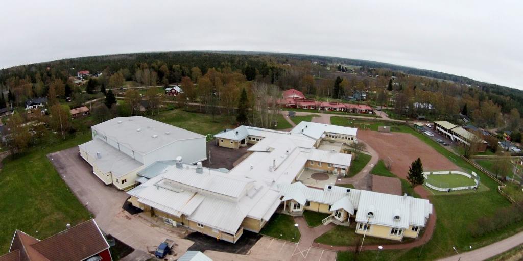 Skolbyggnad fotograferad ovanifrån.