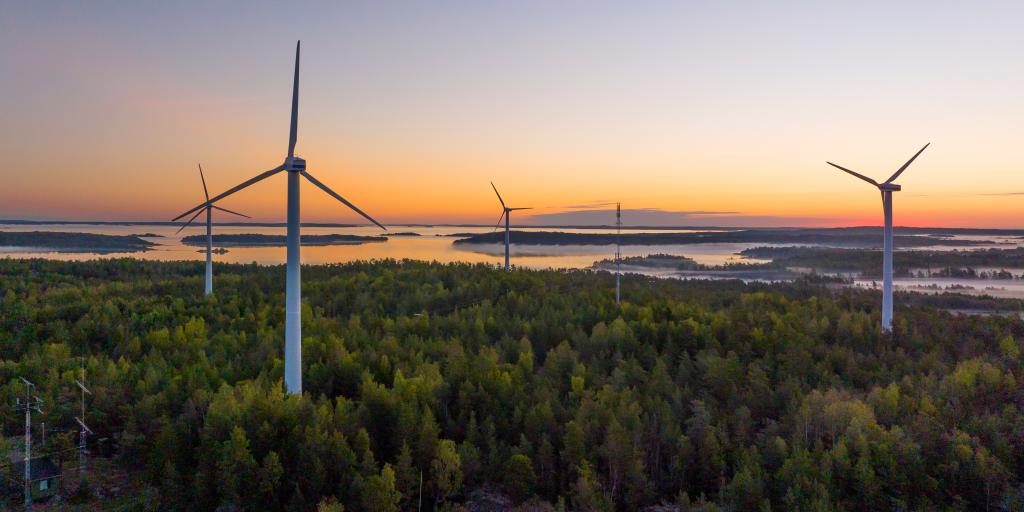 Vacker utsikt med vindmöllor i Lemland